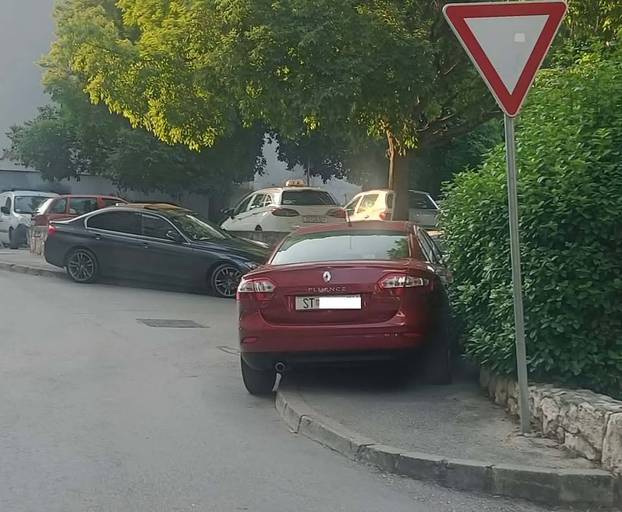 FOTO Tko to tamo pjeva, ups... parkira. Ovako to Hrvati rade, neki uzmu mjesto i invalidima...