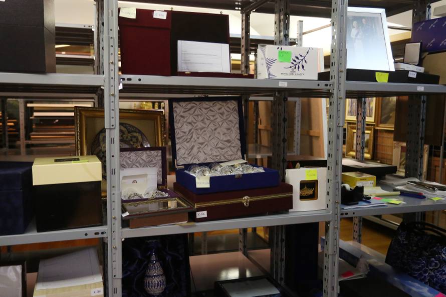 Kolindine zlatne krune: Dobila je i Putinove raskošne rupce...