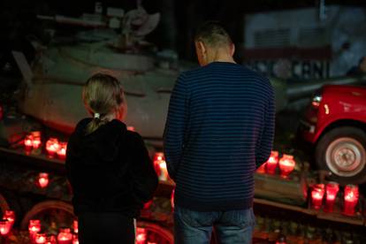 FOTOGALERIJA Kod crvenog fiće koji gazi tenk građani zapalili svijeće u sjećanje na Vukovar