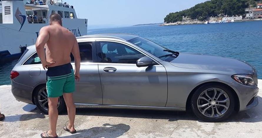 Drama kod Makarske: Skakali u more da izvuku vozača auta...