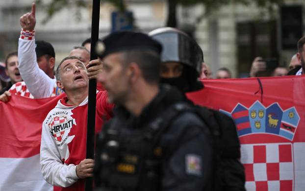 Prag: Hrvatski navijači u korteu idu do stadiona
