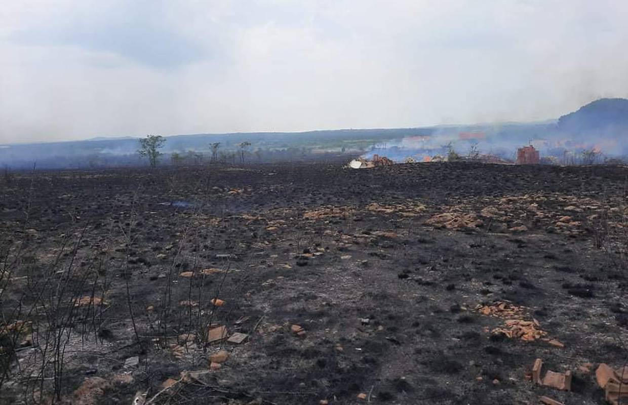 Dva požara niskog raslinja u Smokoviću: Gori i između kuća, na terenu su i dva air tractora