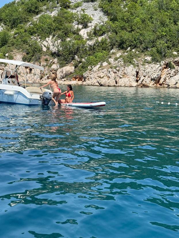 FOTO Nives i prijateljica sunčale se na SUP dasci u tangicama