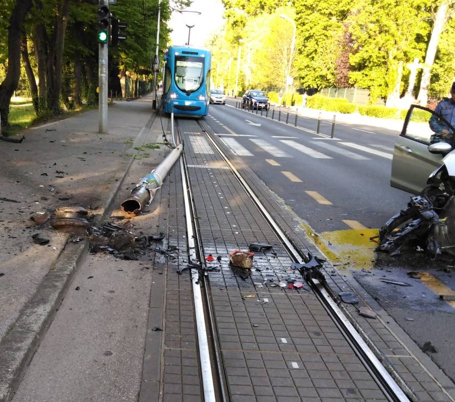 Koliko je brzo vozio?! Srušio je rasvjetni stup na Maksimirskoj