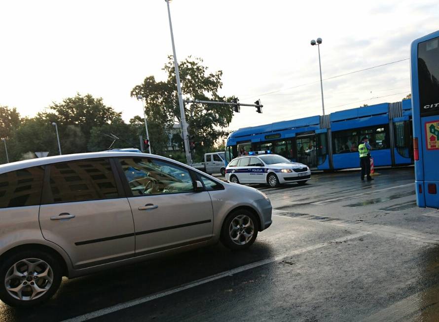 Bukovačka je bila pod vodom: Upao u rupu i skoro se utopio