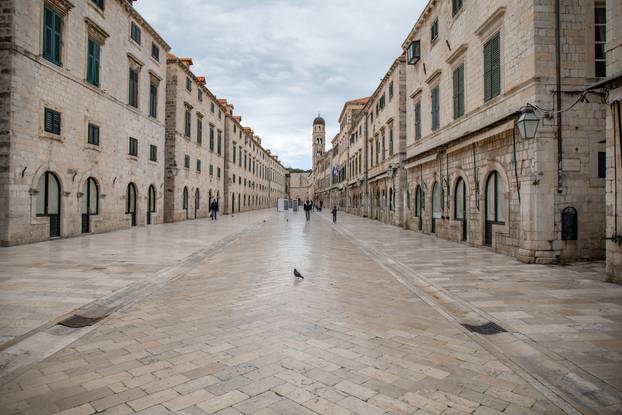 Nedjeljno jutro na Stradunu, nemir uzrokovan pandemijom koronavirusa itekako se osjeća