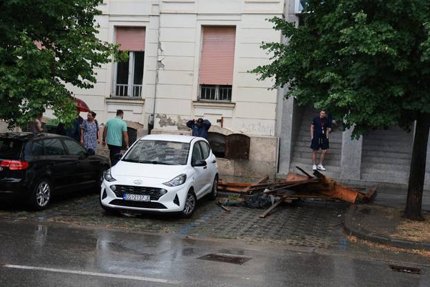 Osijek: Jak vjetar srušio drvenu skelu