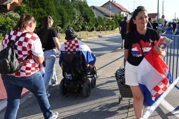 Fanovi se okupljaju u Zapre&scaron;i&cacute;u uo&ccaron;i Thompsonova koncerta