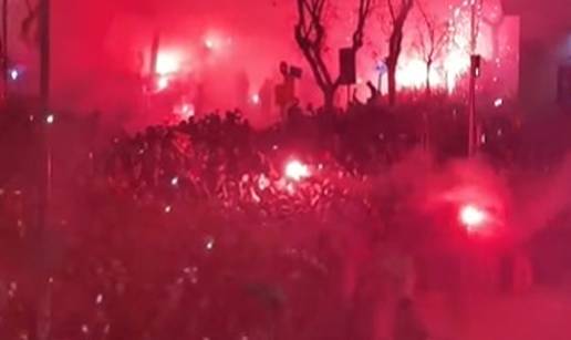 VIDEO Kaos u Barceloni! Atleticu razbijen autobus, letjele baklje