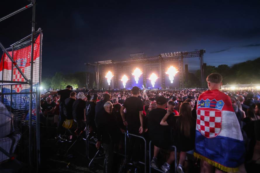 Obožavatelji na velikom koncertu Marka Perkovića Thompsona u Sinju