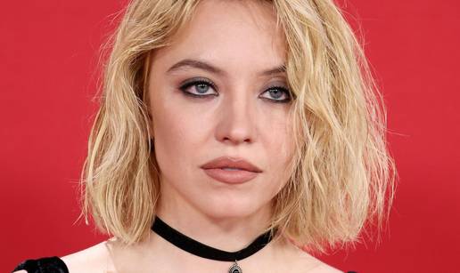 FOTO Sydney Sweeney ponovno je privukla poglede: Utegnula se u haljinu i pokazala dekolte