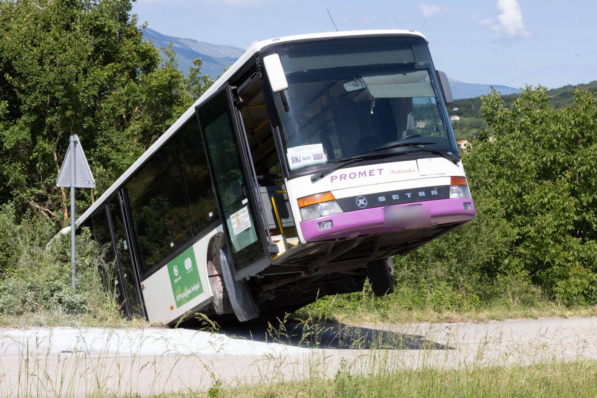 FOTO Ovo je školski bus koji se zapalio kod Sinja: Pokrenuo se sam pa sletio s ceste u šumarak