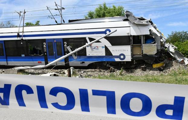 VIDEO Vozač kamiona preminuo nakon stravične nesreće i naleta putničkog vlaka kod Sl. Broda