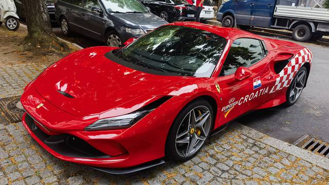 VIDEO 'Vatreni' Ferrari stigao u Berlin: 'Nije Bartuličin, moj je!'