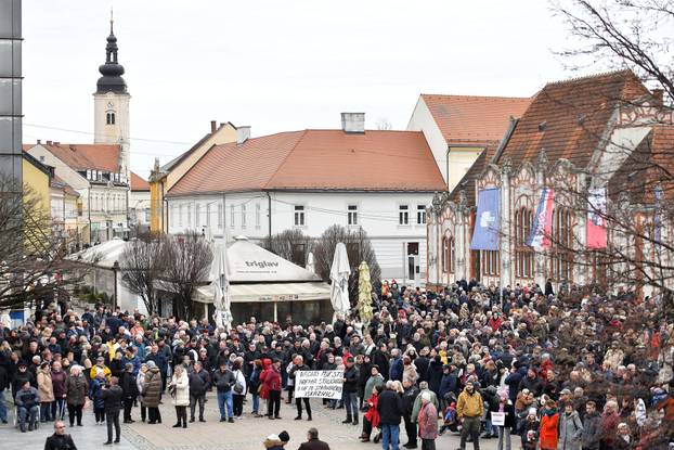 Na Trgu Republike u Čakovcu održan prosvjed u znak podrške kirurzima