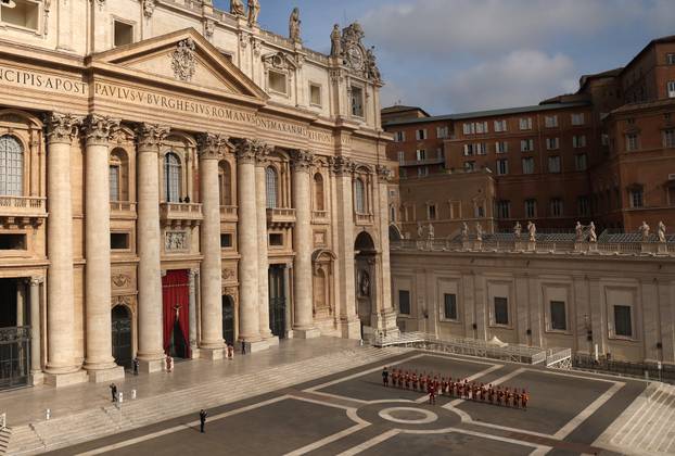 Rim: Brojni vjernici na Trgu sv. Petra čekaju procesiju s tijelom pape Franje