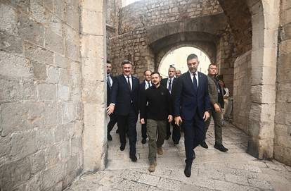 FOTO Zelenski s Plenkovićem u šetnji po Stradunu. Gužva kao usred ljeta i jako osiguranje