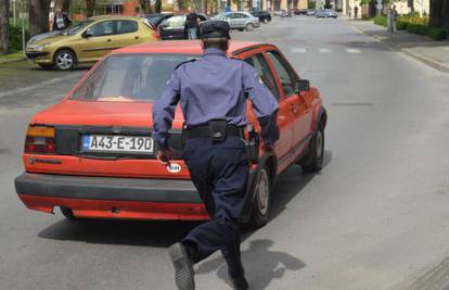 Nije ga uhvatio: Policajac 50 metara trčao za automobilom
