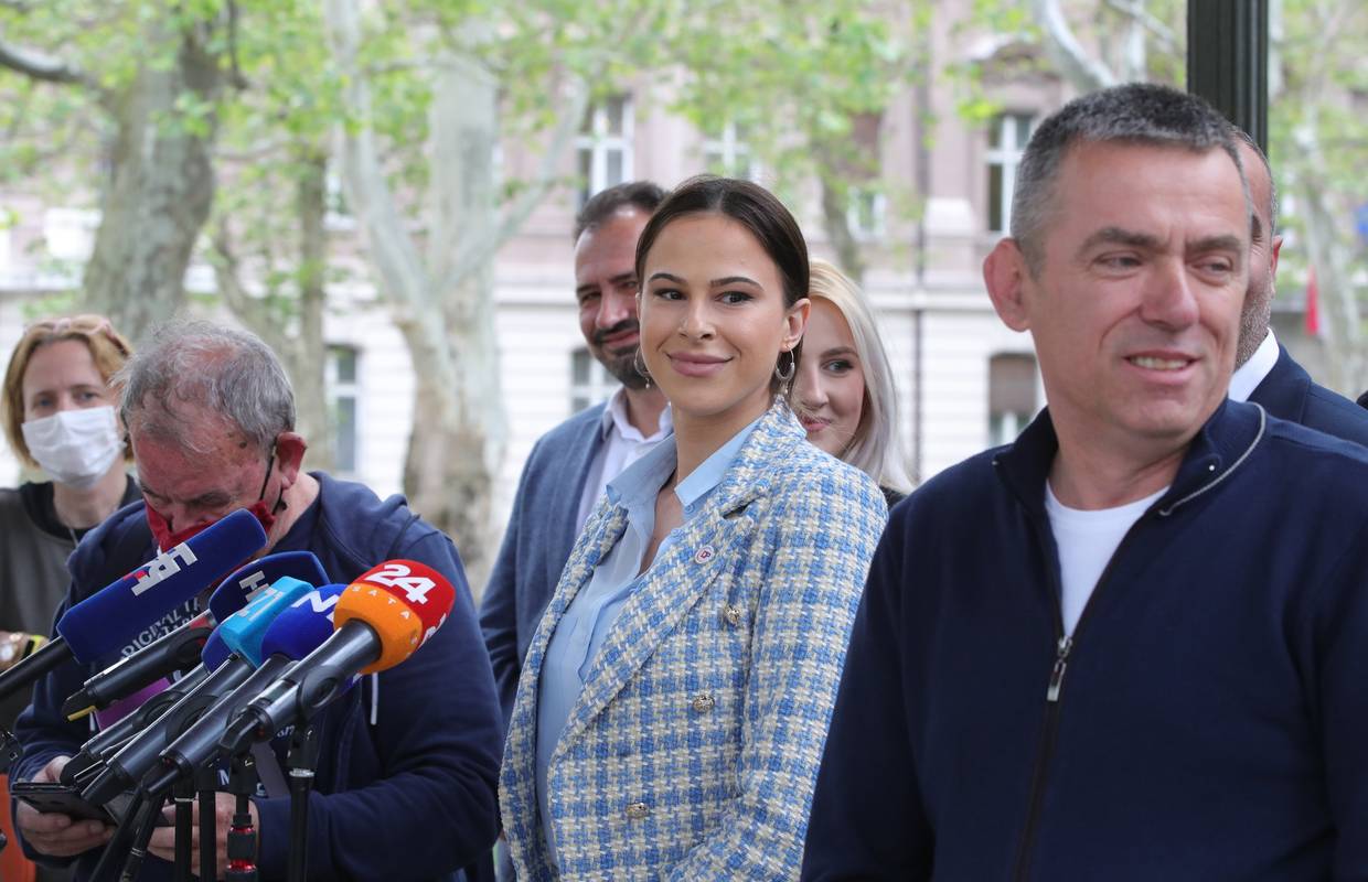 'Možemo! nisu nikakvi mladi entuzijasti već skupina koja na parazitski način isisava novac'