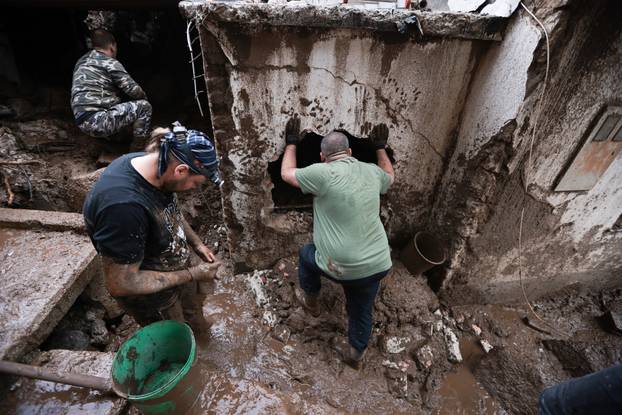 Jablanica: Ispod ruševina kuća traje potraga za žrtvama 