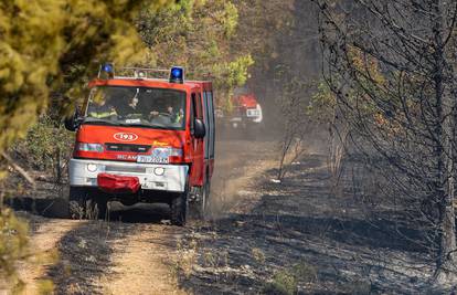 Vatrogasci se još bore s požarima u Šibensko-kninskoj i Splitsko-dalmatinskoj županiji