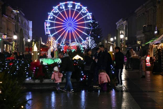 FOTO Advent u Slavonskom Brodu: Dvije lokacije, nove atrakcije i nezaboravni doživljaji
