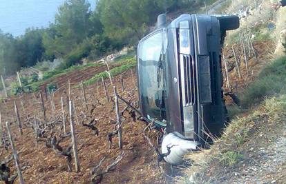 Hvar: Vozač 'sparkirao' Opel na bok u vinograd