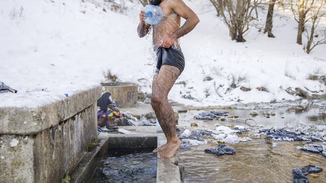VIDEO Migranti se u BiH moraju kupati u potoku jer im se voda u kampu zaledila na -14 stupnjeva