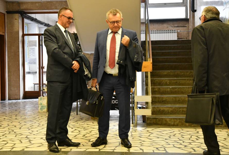 Narod ne smije vidjeti kakve su si SMS-ove slali Mare i Alojz?