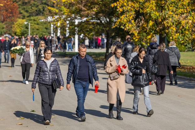 Gužve na osječkim grobljima povodom obilježavanja Svih svetih