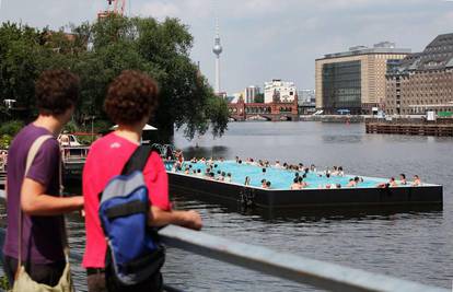 Berlinčani našli osvježenje u bazenu na rijeci Spree