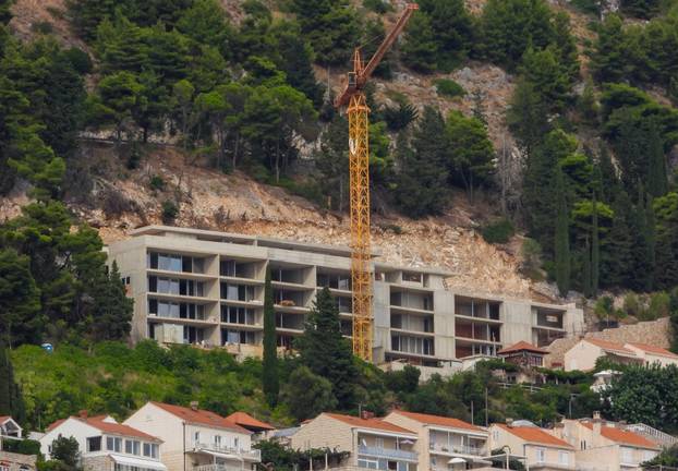 Dubrovnik ljeti, tisuće posjetitelja, ali i bogata ponuda za svakoga