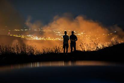 FOTO Vatrenoj stihiji gledaju 'u oči'. Pogledajte stravične scene s požarišta, širi se u dvije fronte