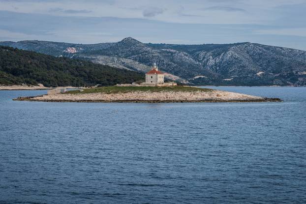 Hvar: Pogled na otočić i svjetionik Pokonji Dol