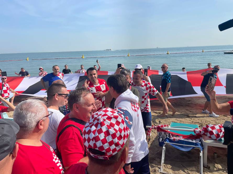 Navijači ganuli izbornika Dalića zastavom dugom 200 metara: Ovo je zaista velika stvar. Hvala