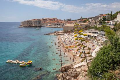 U Dubrovniku sve više turista, a plaža Banje svaki je dan punija