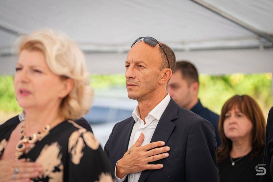 FOTO Petry se pojavio nakon skandala i ostavke u HDZ-u: Bio na misi, držao i ruku na srcu