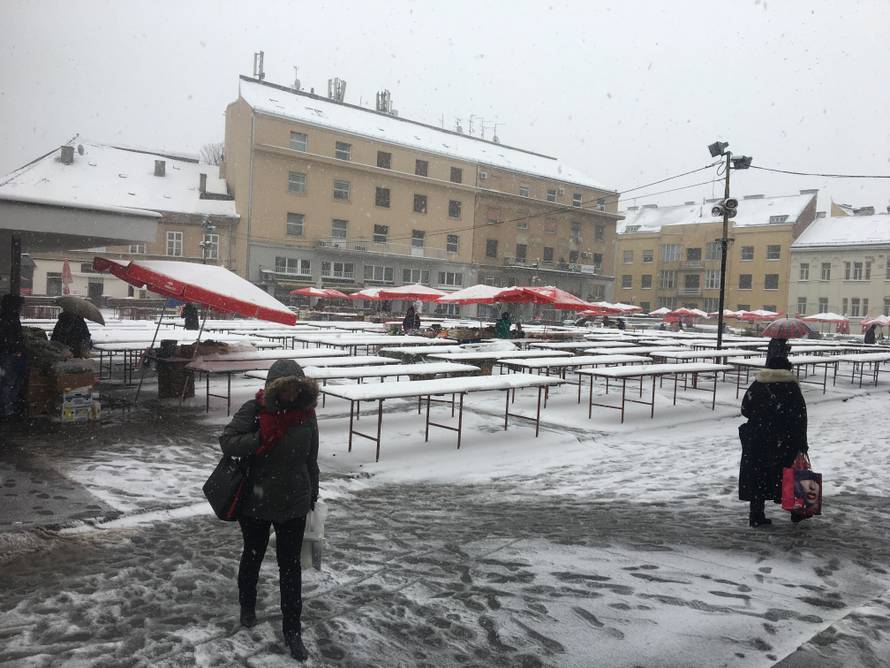 HGSS nepokretnom muškarcu kod Gračaca donio hranu i drva