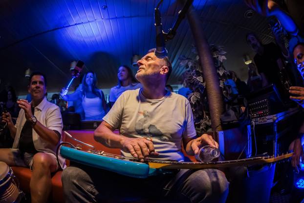 Split: Atmosfera na trajektu koji vozi na koncert Trag u beskraju