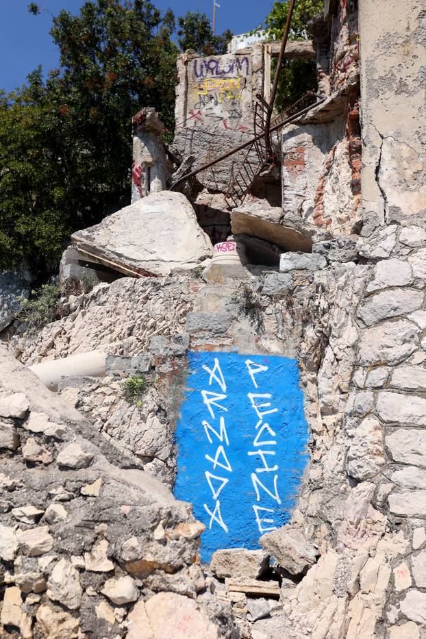 Rijeka: Urušeni balkon napuštenog objekta na Pećinama