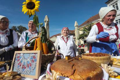 FOTO Samoborci i turisti uživali u delicijama kumica: U ponudi su bili čvarci, kruh, češnjovke...