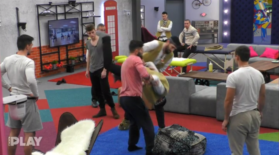 'Ponijela sam samo tangice': Stanari moraju plesati striptiz