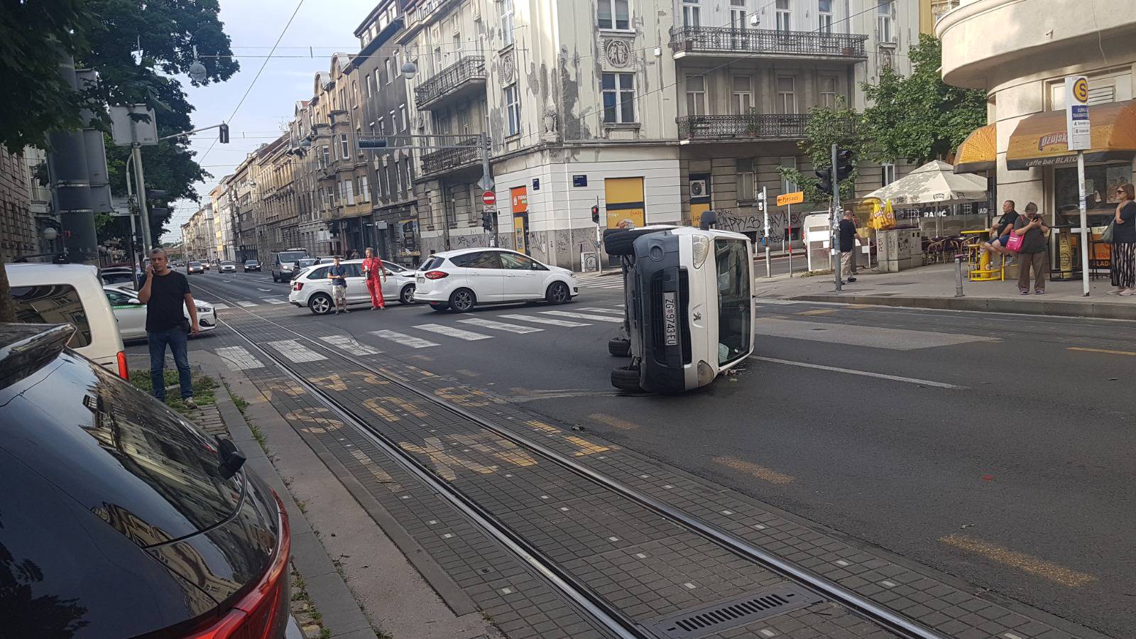 FOTO Prometna u centru Zagreba: Auto se prevrnuo ispred Klinike za traumatologiju