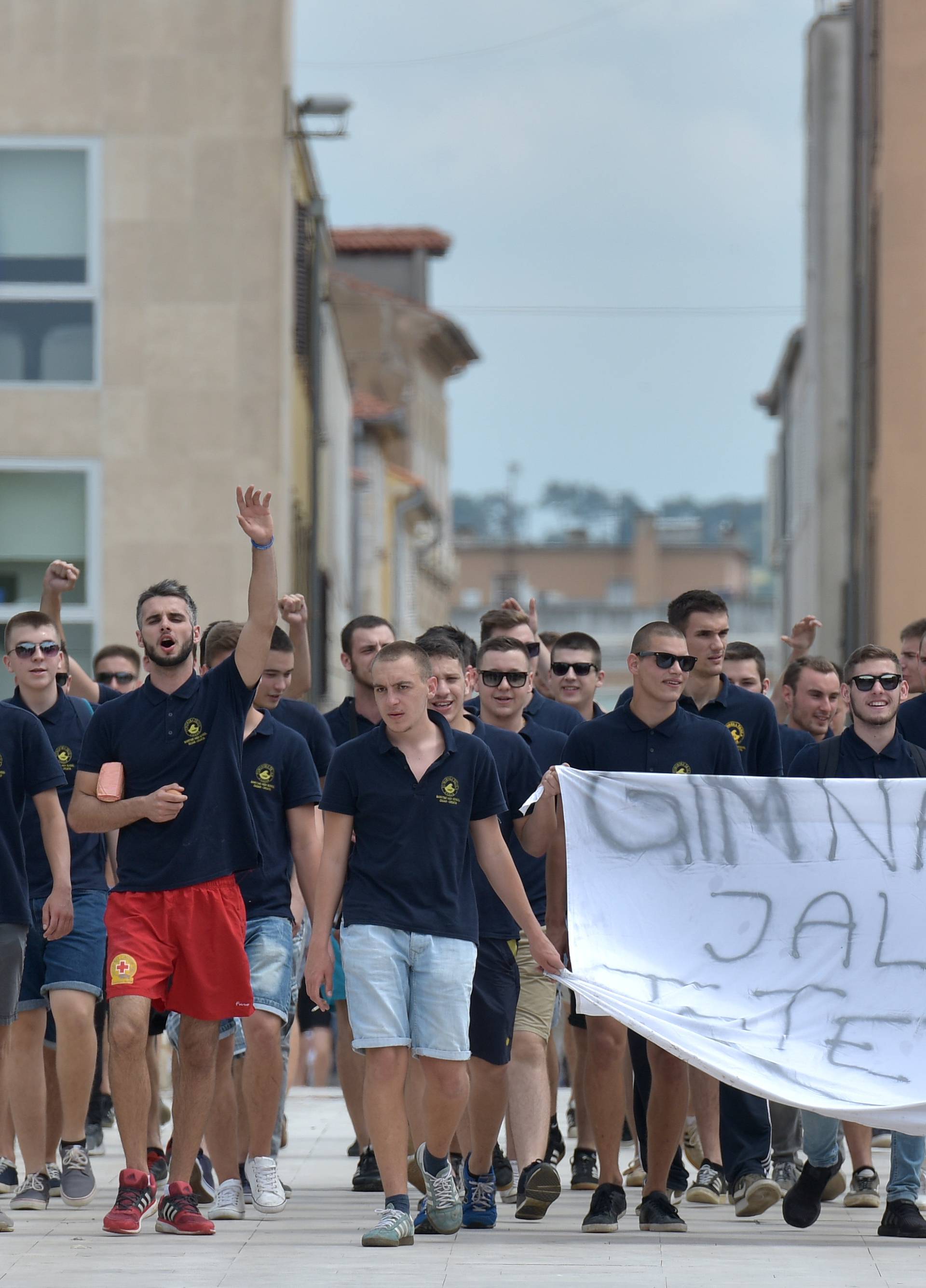 U Rijeci bacili dimnu bombu, u Zagrebu skakali u Manduševac