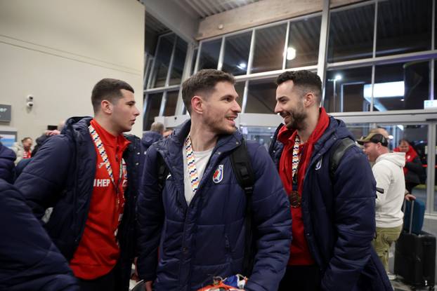 Billund: Rukometasi Hrvatske družili se s navijačima u zračnoj luci prije odlaska u Hrvatsku