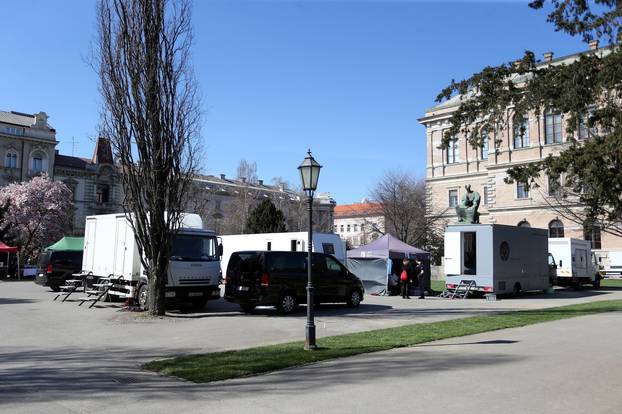 Zagreb: Snimateljska ekipa Netflixove serije Medical police na Trgu Josipa Jurja Strossmayera