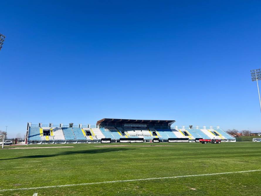 FOTO Gorica pauzu iskoristila za sanaciju travnjaka. Bit će spreman za nastavak sezone