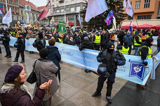 Zagreb: Molitelji i prosvjednici na Trgu bana Jelačića