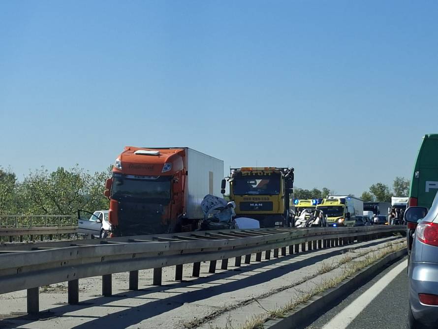 Fotografije s mjesta užasa: Auti su zdrobljeni između kamiona!