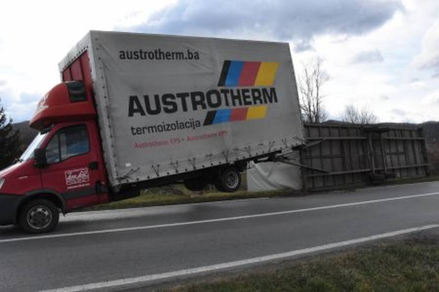 Jaki vjetar prevrnuo kamion i prikolicu kod Novog Sela